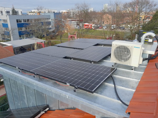 Photovoltaik Aufdach-Anlage auf Gaube Zimmerei Grünspecht